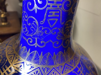 Un vase de forme bouteille en porcelaine de Chine bleu poudr&eacute; et dor&eacute;, marque de Kangxi, 19/20&egrave;me